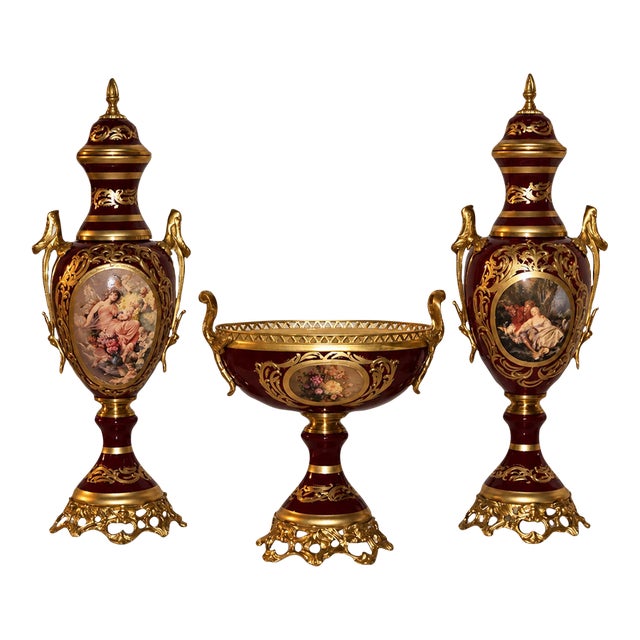 French Style Burgundy Porcelain Garniture Set With Two Covered Vases and Central Jardinière – Gold Leaf & Bronze For Sale