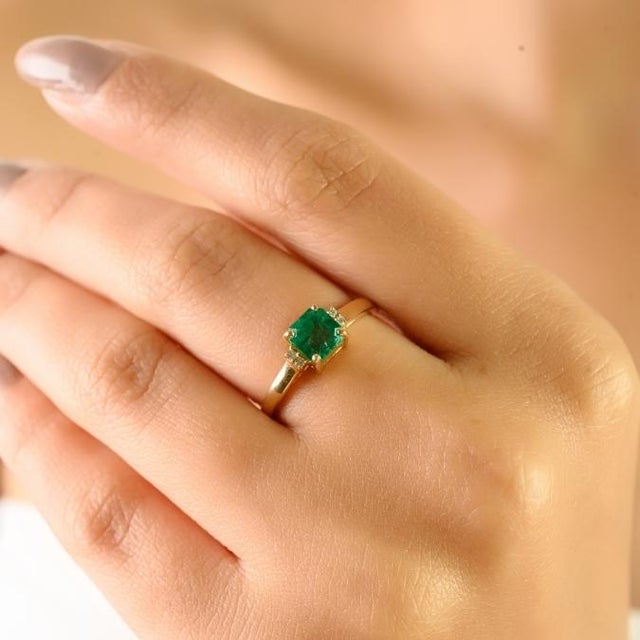 Certified 1Ct Square Cut Natural Emerald & Diamond Solitaire Ring Size 5.5 in 14k Gold For Sale - Image 4 of 14