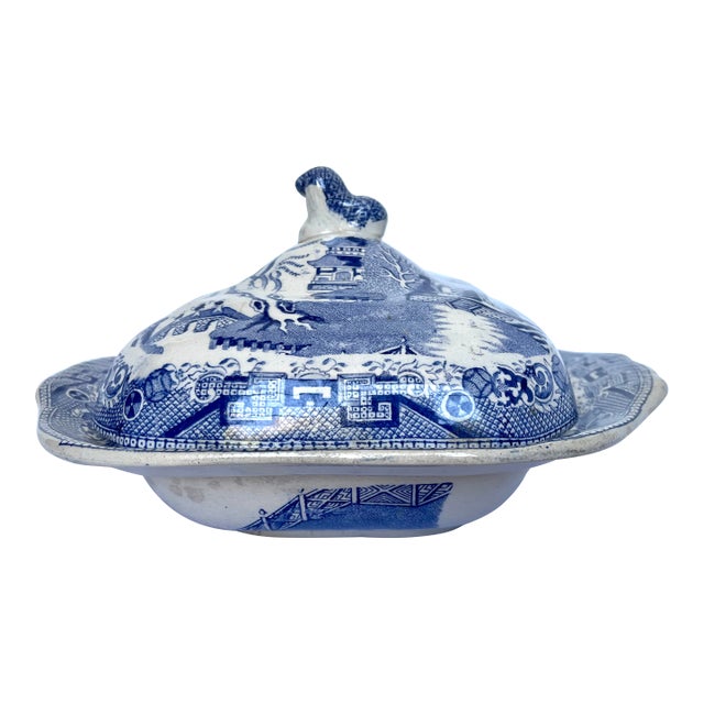 Antique 19th Century English Blue Willow Covered Vegetable Serving Dish With Lion Finial Handle For Sale
