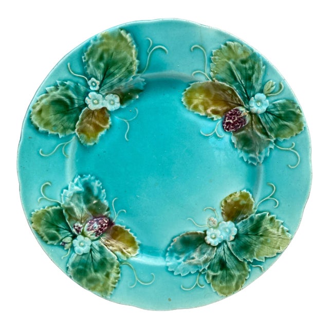 French Majolica Strawberries Plate Luneville, Circa 1880 For Sale