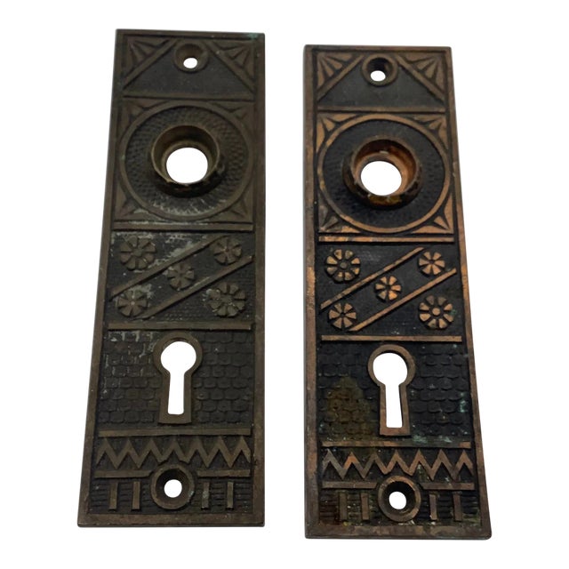 1880's Ornamental Cast Bronze Ext Res Geometric Pattern Doorknob Backplate For Sale