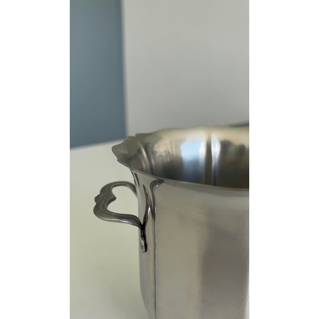 Beautiful vintage ice bucket by Guy Degrenne, made of stainless steel, with a refined design featuring a pretty neck, a...