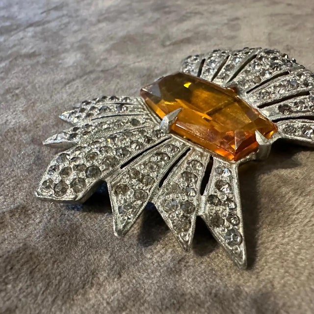 An Amazing 1930s Art Deco Costume Jewelry Brooch For Sale - Image 4 of 11