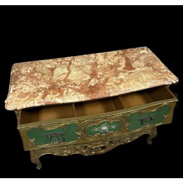 Louis XV Style Venetian Commode with Curved Front in Gilt and Lacquered Wood For Sale - Image 5 of 6