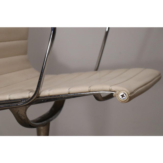 EA 108 Leather Armchair by Charles and Ray Eames for Herman Miller, 1960 For Sale - Image 6 of 18