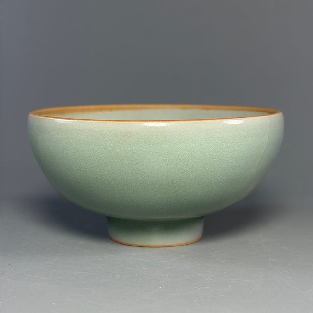 China Vintage‑Style Light Green Crackle‑Glaze Celadon Tea Bowl For Sale - Image 4 of 6