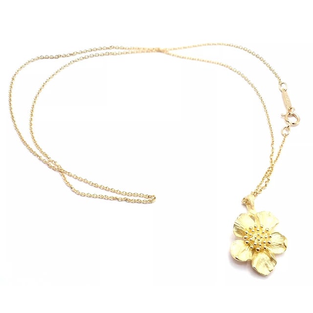 Late 20th Century Vintage Tiffany & Co. Yellow Gold Dogwood Flower Pendant Necklace For Sale - Image 5 of 11