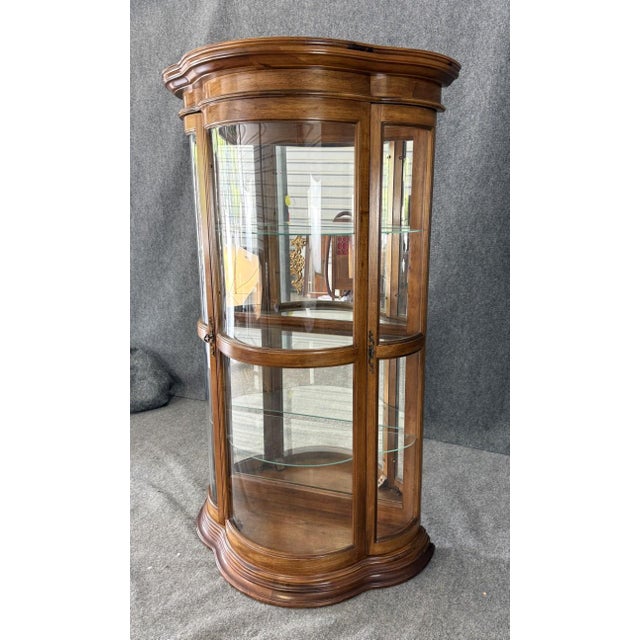 Late 20th Century Pulaski Furniture Co. Bombe Front Curio Cabinet For Sale - Image 4 of 14