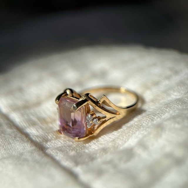 1980s 1980s Bi-Color Ametrine & Diamond Cocktail Ring in 14k Yellow Gold – 3.22ct Size 5 For Sale - Image 5 of 8