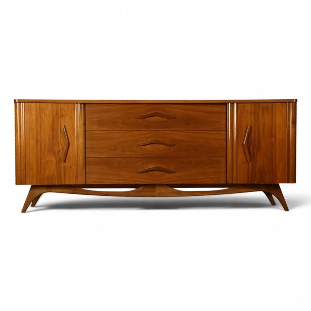This 1960s Young Manufacturing lowboy dresser is a striking example of the maker's sculptural mid century modern work. The...
