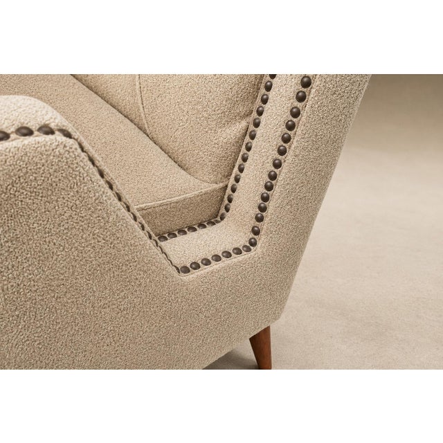 Camel Brazilian Modern Armchair in Hardwood & Warm Oatmeal Bouclé by Giuseppe Scapinelli, 1950s For Sale - Image 8 of 18
