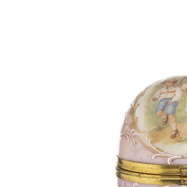 Venetian glass 'egg' box - 19th century. Italian, 19th/20th century; in Venetian glass; painted and polychrome; decorated...