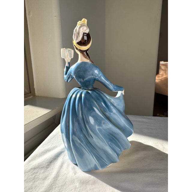 Royal Doulton 1956 Royal Doulton Figurine ~ "Leading Lady" ~ Hn 2269 For Sale - Image 4 of 10