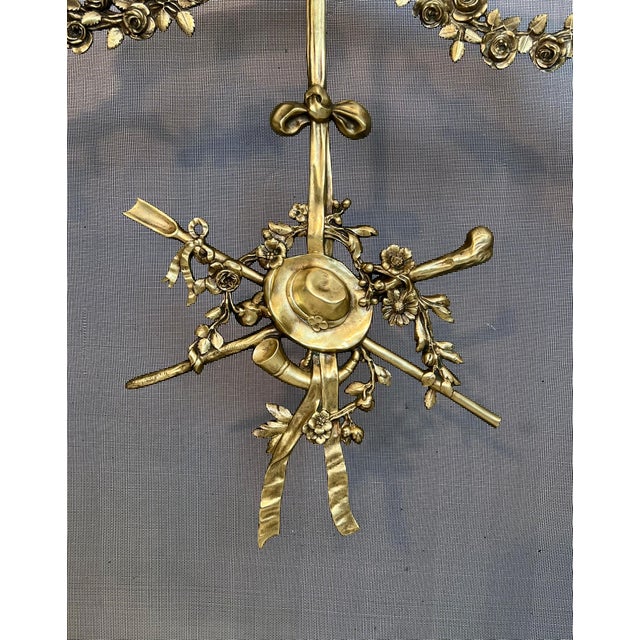 Metal Louis XVI style brass fire screen with mesh decorated with garlands For Sale - Image 7 of 12