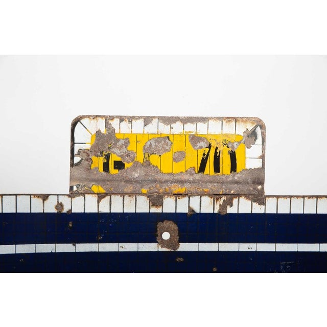Superb very large enameled plate directional automobile. This plate measures 1.25 x 53cm, it is authentic of period and in...