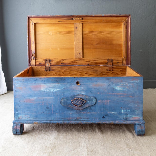 Mid 19th Century Rustic Blue Painted Cedar Blanket Chest Trunk With Empire C Curved Feet For Sale - Image 5 of 17