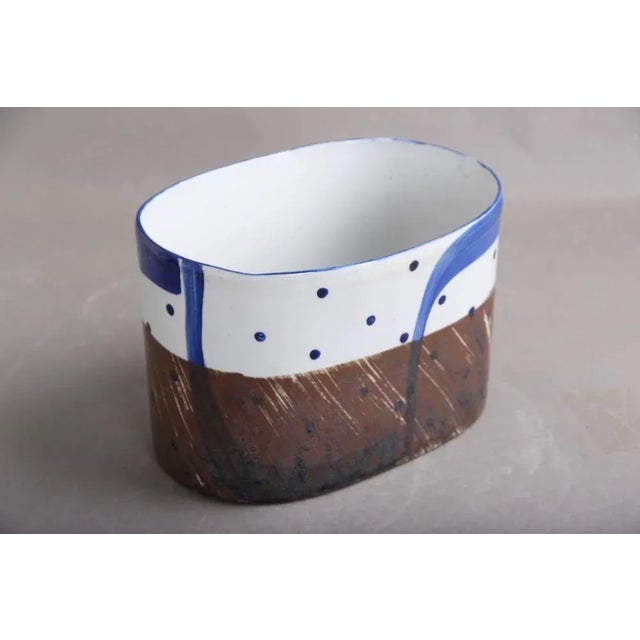 This Ki-Ki flower bed looks beautiful, without damage, and was probably never planted in it. Here in the older original...