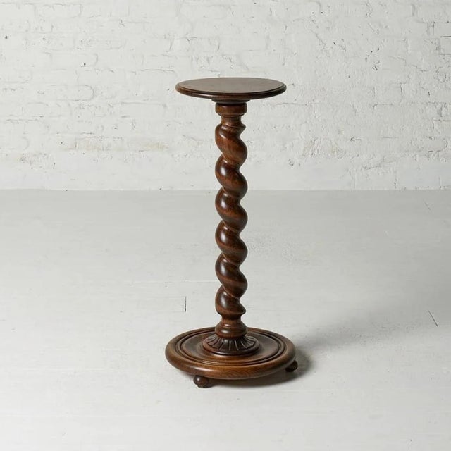 This 1950s Belgian oak pedestal table embodies the quiet elegance and craftsmanship of mid-century European design....