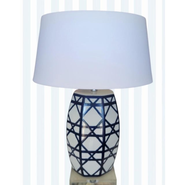 1990s 1990s Navy Blue White Crosshatch Palm Beach Regency Lucite Base Table Lamp For Sale - Image 5 of 6