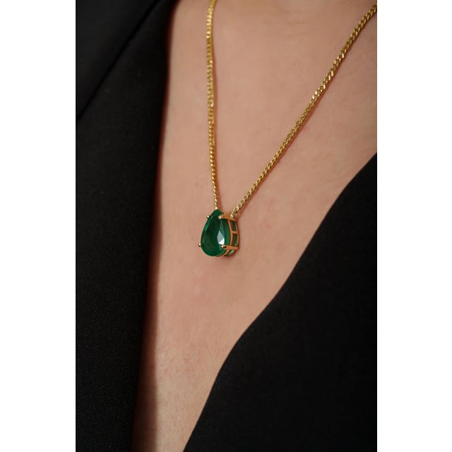 Metal 3.88ct Pear Cut Emerald Solitaire Art Deco Necklace in 14k Gold Curb Chain For Sale - Image 7 of 17