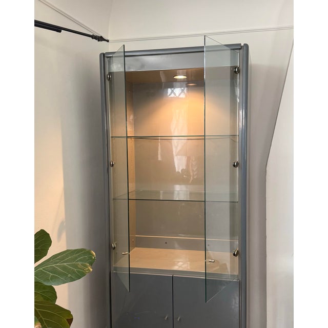 1980s Vintage Gray Lacquered Curio Cabinet, Late 20th Century For Sale - Image 5 of 12