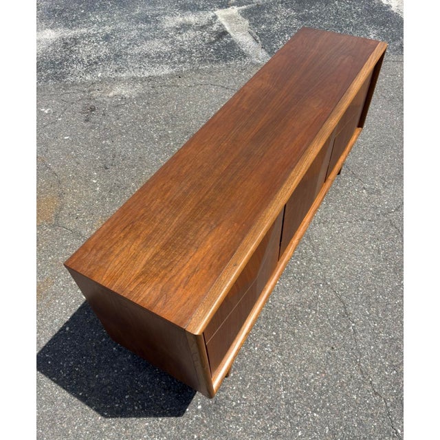 Mid 20th Century Fully-Refinished Mid Century United Diamond Front Dresser Set For Sale - Image 5 of 16