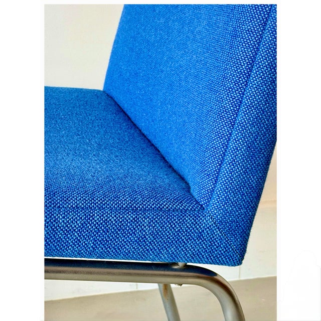 Exceptional modern chair in a vibrant blue colour ! Designed in 1959 by Hans J. Wegner for the Danish manufacturer A.P....