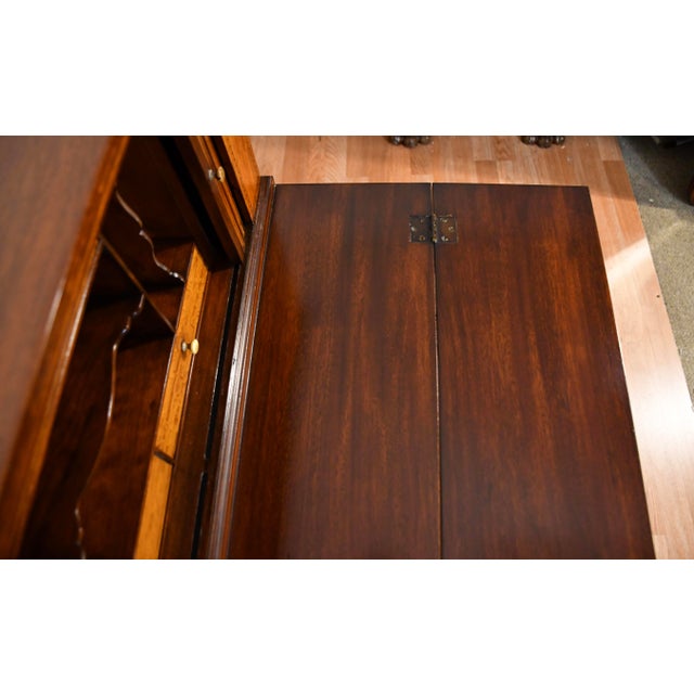 1900s English Hepplewhite Mahogany Inlaid Secretary / Tambour Writing Desk For Sale - Image 11 of 18