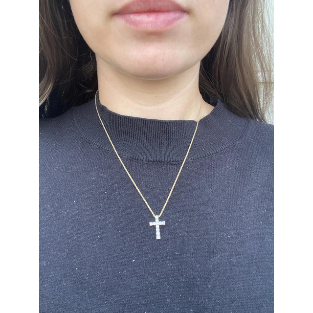 Stones: diamond round brilliant cut 2.4-3 mm approximately .75 total carats FG color/ VS1-2 clarity Length: 18 in. Pendant...