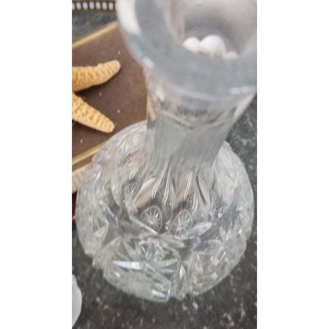 1960s Mid-Century Cut Modern Crystal Decanter With Faceted Stopper – Starburst and Crosshatch Pattern For Sale - Image 10 of 18