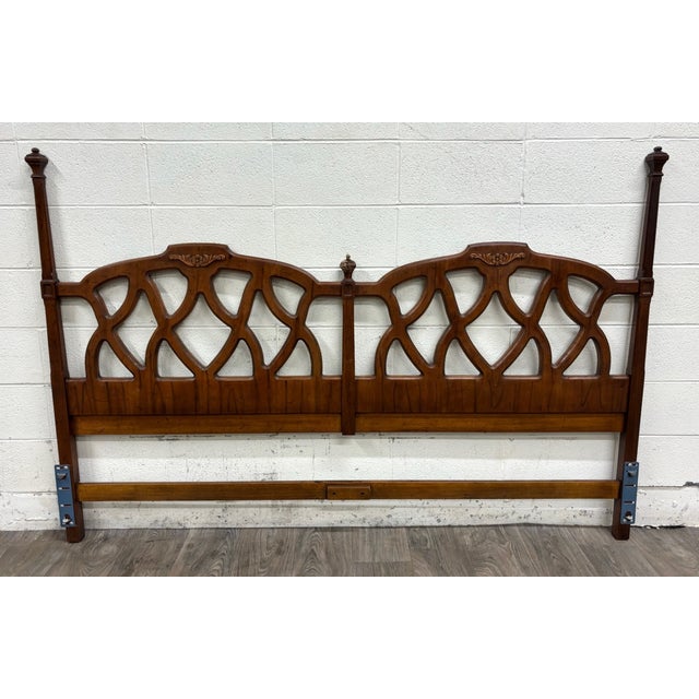 This is a vintage king-size poster headboard from Drexel’s desirable Trevi collection, model 335-51, dating to...