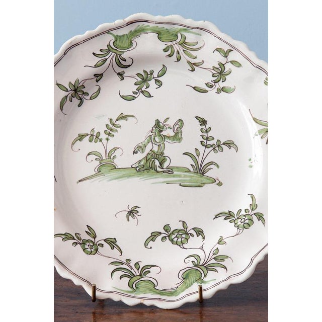 Diameter: 25 cm Height: 2.5 cm Minor glaze losses to the edge, commensurate with age. Otherwise, very good condition....