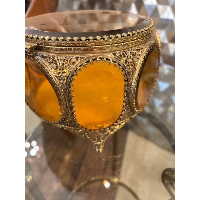 French Ormolu & Amber Glass Round Jewelry Box For Sale In Philadelphia - Image 6 of 12