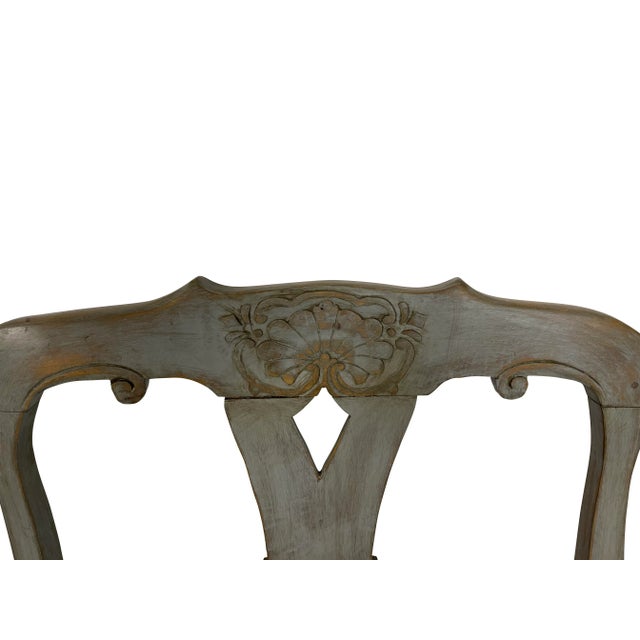 Wood 1900s Vintage Grey Painted Swedish Settee with Shell and Foliate Carving For Sale - Image 7 of 9
