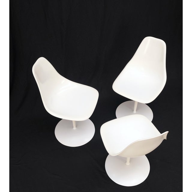 Knoll Set of 3 Mid Century Modern Tulip Base White Fiberglass Side Dining Chairs MINT! For Sale - Image 4 of 14