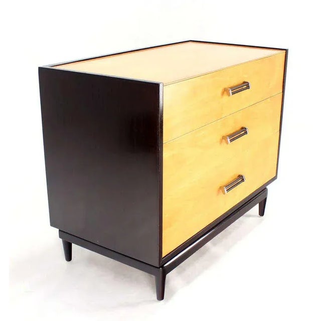 Very nice mid century modern two tone dresser bachelor chest. Perfect for a modern home.