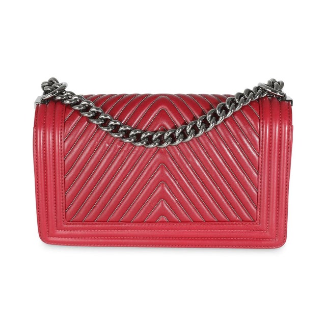 Chanel Burgundy Chevron Calfskin Chain Medium Boy Bag For Sale - Image 4 of 9