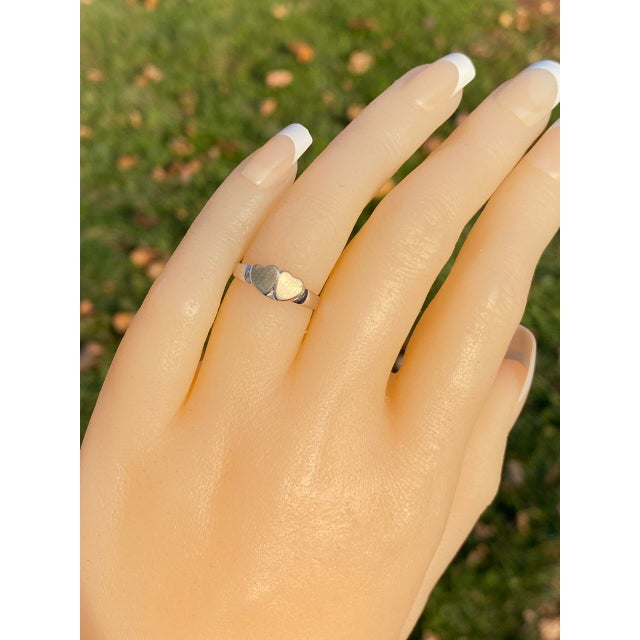 The 59th Street: Engravable Double Heart Signet Ring in White Gold For Sale - Image 9 of 10