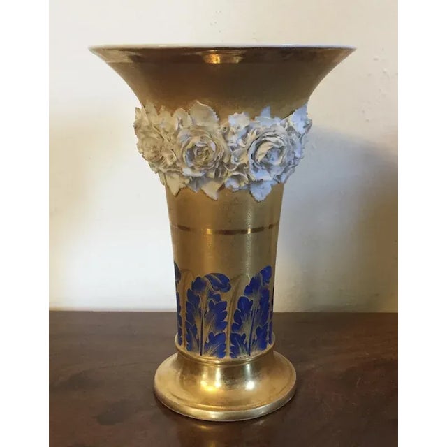 Ceramic Antique Early 19th Century French Empire Porcelain Gold Trumpet Vase with Flower Garland For Sale - Image 7 of 12