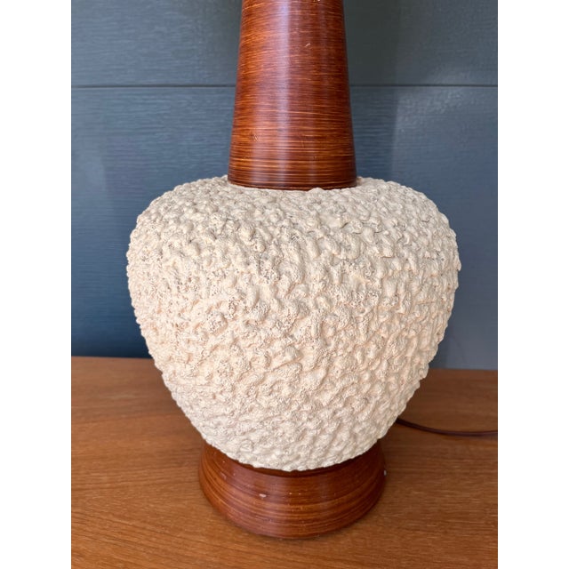 Fortune Lamp Co. 1960s Mid-Century ModernFortune Lamp Co. Ceramic Popcorn Texture Table Lamp With Original Shade For Sale - Image 4 of 7