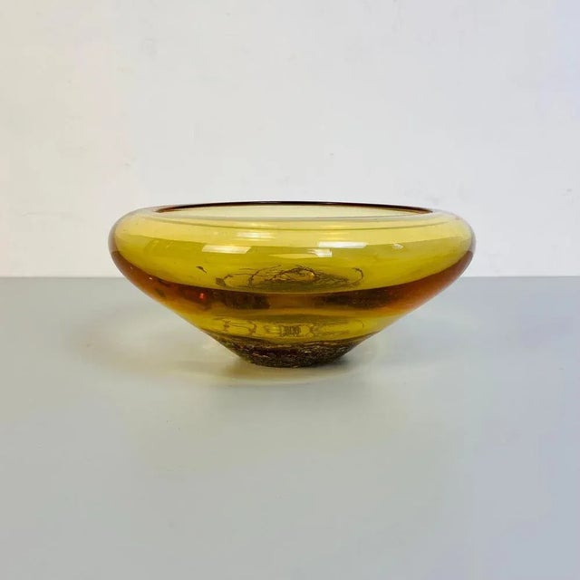 Italian Mid-Century Modern murano glass yellow bowl, 1970s Irregular shaped yellow bowl in Murano glass with internal...