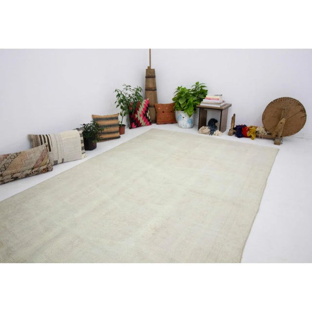 1960s Vintage Washed Out Turkish Rug- 5′8″ × 9′4″ For Sale In Los Angeles - Image 6 of 7