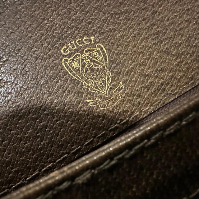 Gucci An Elegant 1970s Brown Leather and Brass Hardware Shoulder Bag by Gucci For Sale - Image 4 of 16