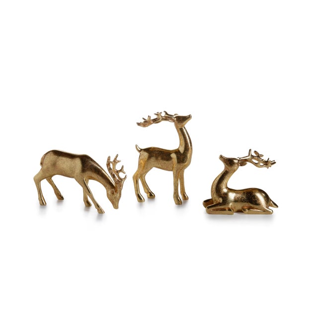 This reindeer set includes six of Santa's team in anticipation of their Christmas Eve trip. While waiting to guide Santa's...