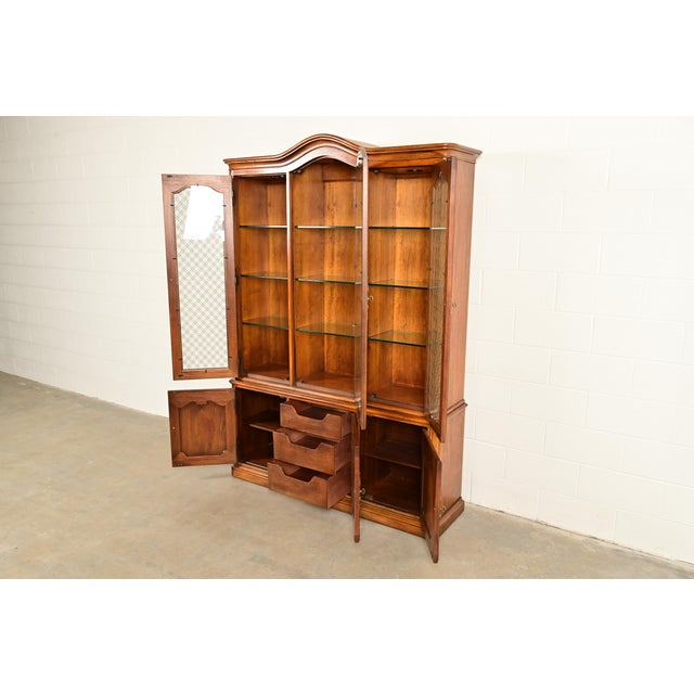 Henredon French Provincial Louis XV Carved Walnut Lighted Breakfront Bookcase Cabinet, Circa 1970s For Sale In South Bend - Image 6 of 17