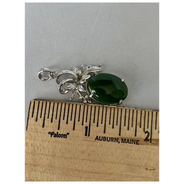 1950s 18k White Gold Jade Pendant For Sale - Image 4 of 10