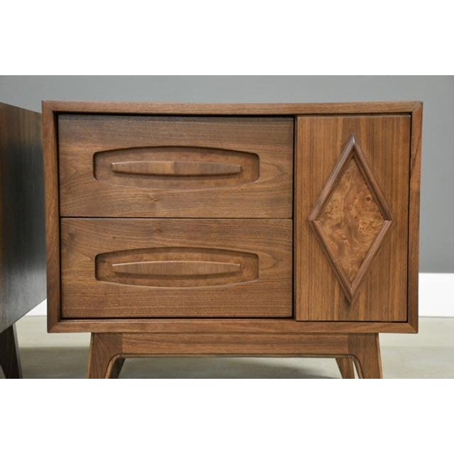 Brown 1960s Pair of Refinished Walnut and Burl Nightstands by Young Manufacturing - A Pair For Sale - Image 8 of 10