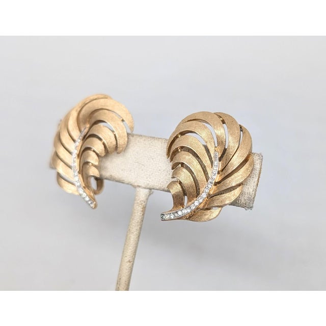 Mid-Century Modern Vintage 1960 Signed Crown Trifari Goldtone Clear Rhinestone Feather Ad Piece Clip Earrings-2 Pieces For Sale - Image 3 of 9