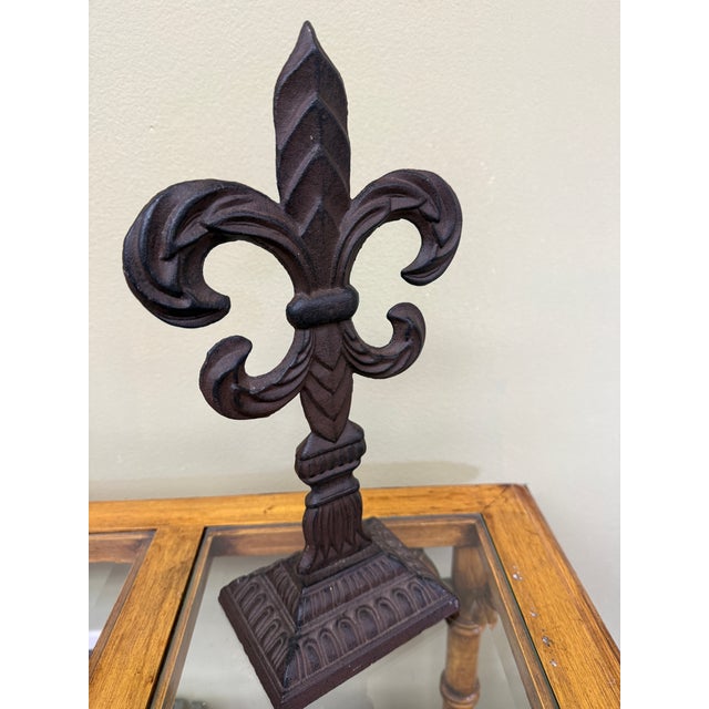 This vintage iron fleur de lis (flower of the lily)would be a nice piece of garden decor or really anywhere in your home...