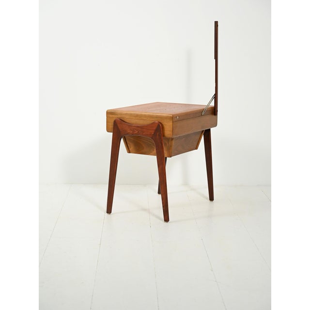 Scandinavian 1950s teak and oak wool table with storage compartment and sewing drawer, organic 1950s lines. Elegant 1950s...